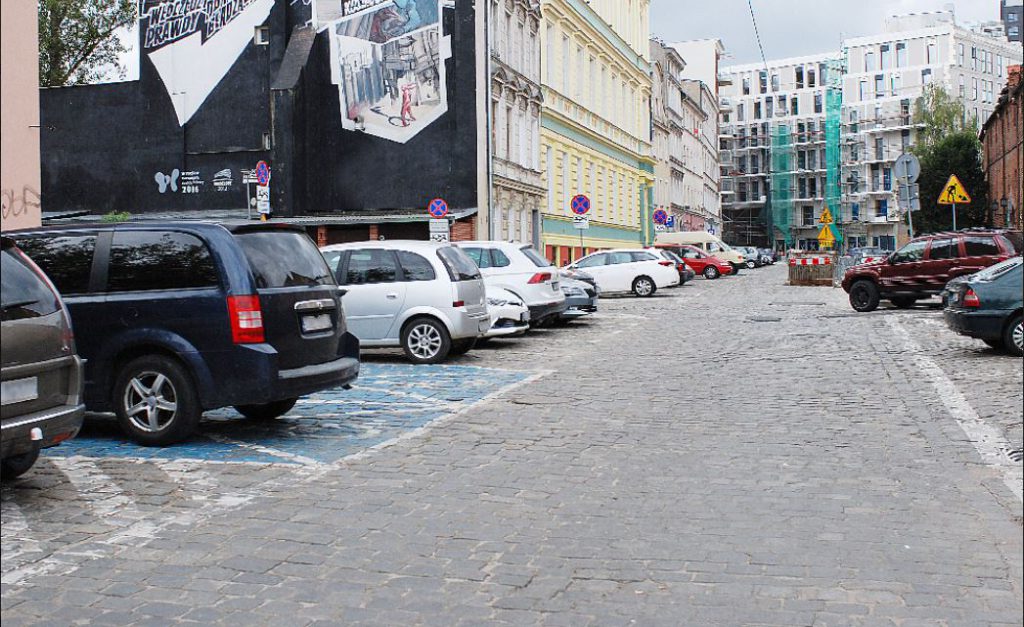 samochody na parkingu