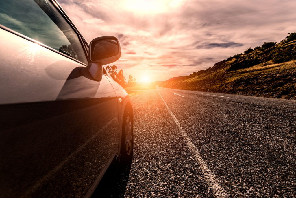 Samochód na drodze o zachodzie słońca – ile kosztuje ubezpieczenie Subaru