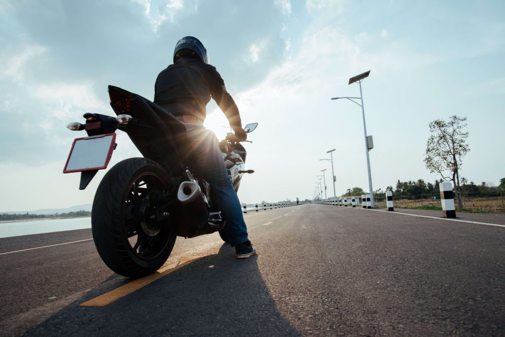 motocyklista na drodze
