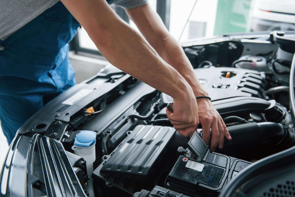 Mechanik przy silniku – chip tuning a wpływ na cenę OC samochodu