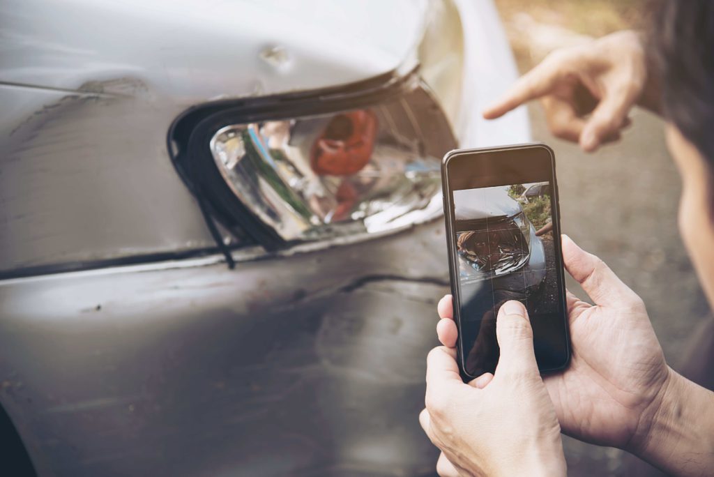 Fotografowanie zderzaka po kolizji - instrukcja zgłoszenia szkody w You Can Drive