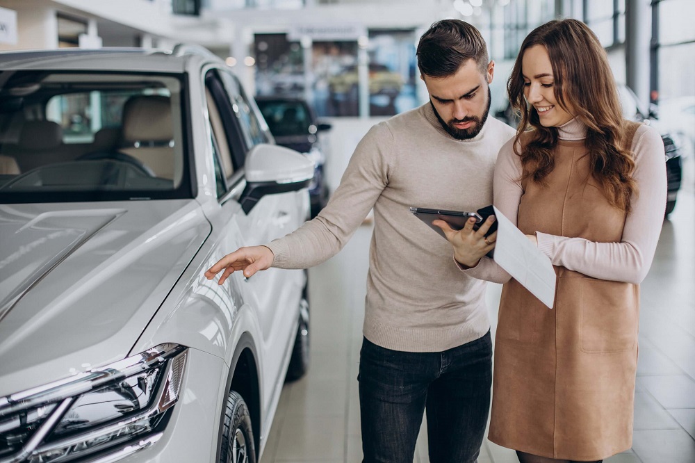 Kupujący sprawdzają auto w salonie – zasady podpisania umowy przedwstępnej przy zakupie